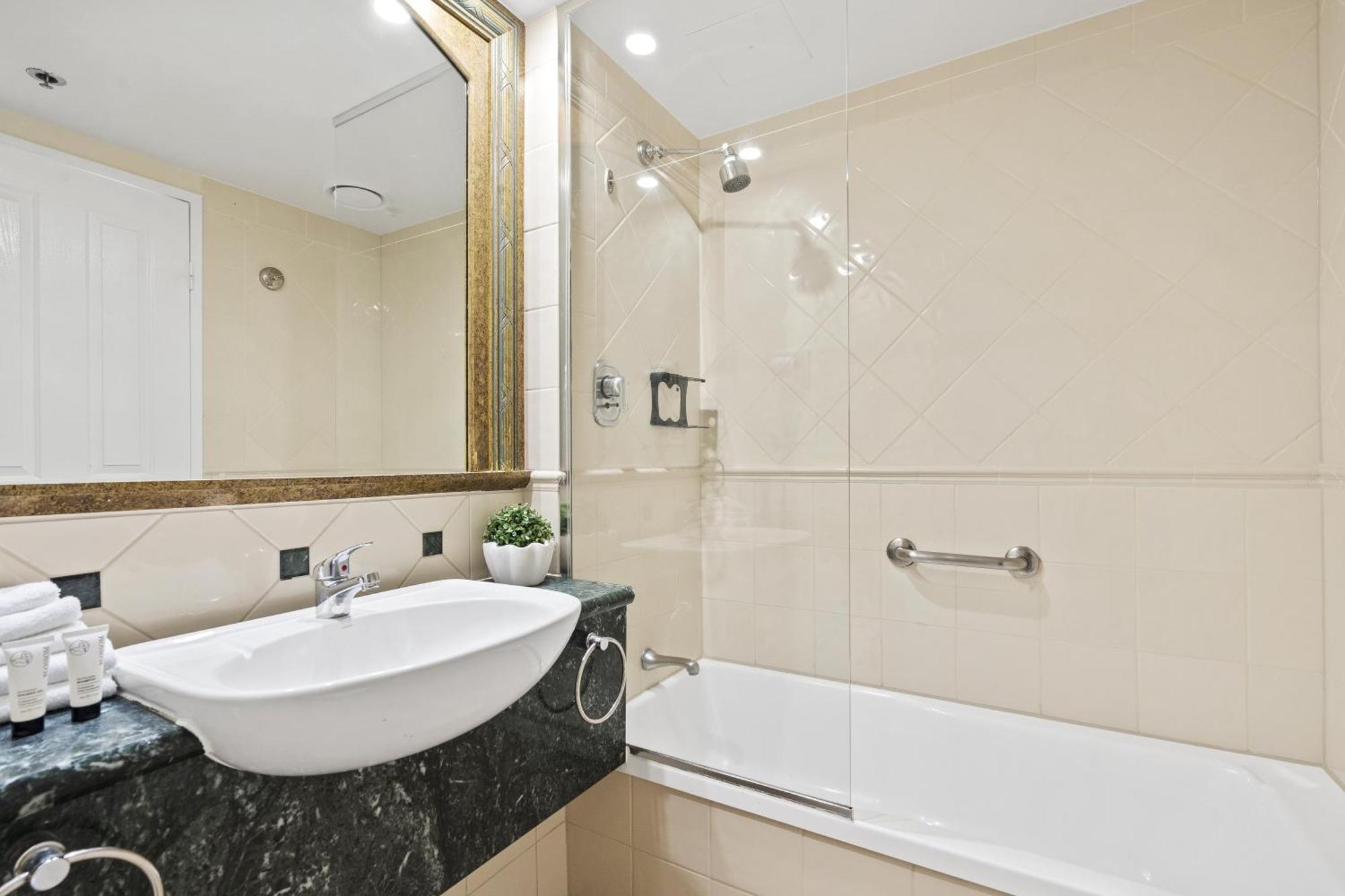 Legends Apartments - Qstay Gold Coast Exterior photo